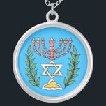 Persian Magen David Menorah Silverpläterat Halsband<br><div class="desc">Bilden har anpassats från en antikisk persisk judisk bricka och innehåller en menorah med en Magen David (David-stjärnan) som är inramad av oliv grenar. Den ursprungliga,  handmålade bildens defekter har bevarats.</div>
