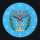 Persian Magen David Menorah Stor Klocka<br><div class="desc">Bilden har anpassats från en antikisk persisk judisk bricka och innehåller en menorah med en Magen David (David-stjärnan) som är inramad av oliv grenar.  Den ursprungliga,  handmålade bildens defekter har bevarats.</div>