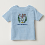 Persian Magen David Menorah Tee<br><div class="desc">Bilden har anpassats från en antikisk persisk judisk bricka och innehåller en menorah med en Magen David (David-stjärnan) som är inramad av oliv grenar. Den ursprungliga,  handmålade bildens defekter har bevarats.</div>