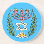 Persian Magen David Menorah Underlägg<br><div class="desc">Bilden har anpassats från en antikisk persisk judisk bricka och innehåller en menorah med en Magen David (David-stjärnan) som är inramad av oliv grenar. Den ursprungliga,  handmålade bildens defekter har bevarats.</div>