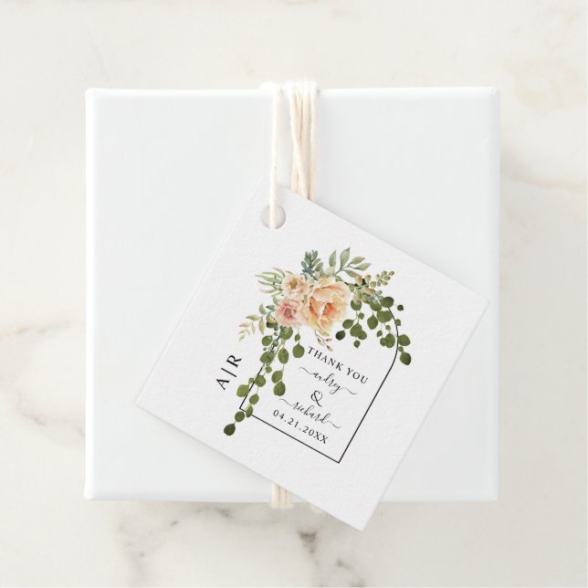 Persika korallblommor och monogram bröllop gåvor etiketter (På plats)