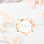 Persika  med blått Bröllop-kuvert/Favoriter Runt Klistermärke<br><div class="desc">Elegant engrammad bröllop-kuvertförsegling eller favoritdekal med vackra vattenfärgsdetaljer i blommigten i en vacker blandning av persikor, orange, rosa, kräm och champagnenyans. Centrera i vitt med initialer och andra textraden i blått. Två storleka alternativ och flera formalternativ att välja mellan. Grund-textraden kan användas för händelsens datum, radering eller för fodral i...</div>