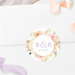 Persika  med lavender Bröllop-kuvert / Favoriter Runt Klistermärke<br><div class="desc">Elegant engrammad bröllop-kuvertförsegling eller favoritdekal med vackra vattenfärgsdetaljer i blommigten i en vacker blandning av persikor, orange, rosa, kräm och champagnenyans. Centrera vitt med initialer och andra textraden i lavendelns lila. Två storleka alternativ och flera formalternativ att välja mellan. Grund-textraden kan användas för händelsens datum, radering eller för fodral i...</div>