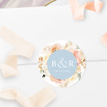 Persika  och Blå Bröllop-kuvert / Favoriter Runt Klistermärke<br><div class="desc">Elegant engrammad bröllop-kuvertförsegling eller favoritdekal med vackra vattenfärgsdetaljer i blommigten i en vacker blandning av persikor, orange, rosa, kräm och champagnenyans. Centrera i dammblått med initialer och andra textraden i vitt. Två storleka alternativ och flera formalternativ att välja mellan. Grund-textraden kan användas för händelsens datum, radering eller för fodral i...</div>