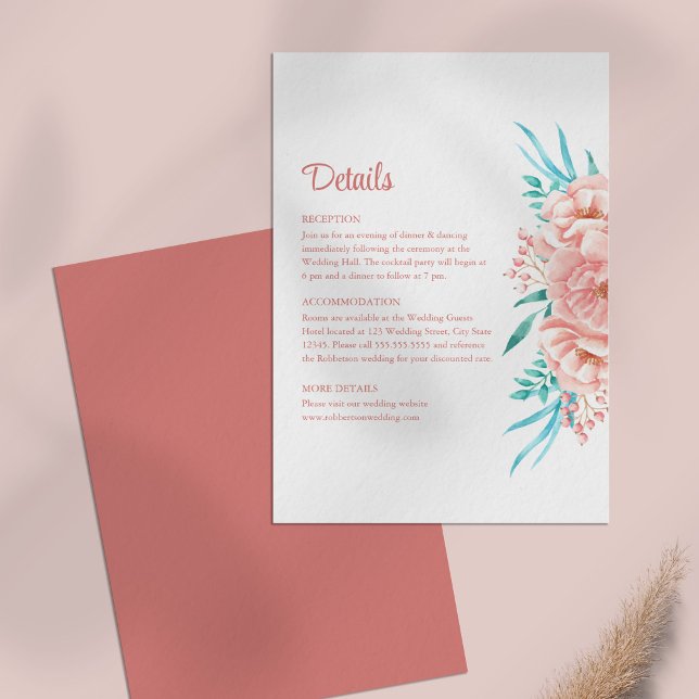 Persika och Tosca Blommig Bröllopskort med Detalje Inbjudningar (Peach and Tosca Floral Wedding Details Card on a pale pink table.)