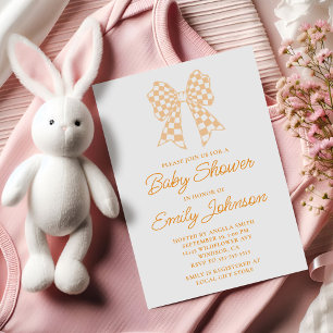 Persika och vit rutig baby shower-båge inbjudningar