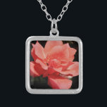 Persika ro och trädroppar silverpläterat halsband<br><div class="desc">Rosa Peach underbar trädgård ro. perfekt för bröllop, förlovningens möhippa eller Skicka ett meddelande till sandycloss@gmail.com om du vill se någon av dessa design på en produkt som inte visas. Jag ska gärna göra en anpassningsbar-tillverkad produkt bara för dig. Om du vill söka efter en viss produkt skriver du bara...</div>