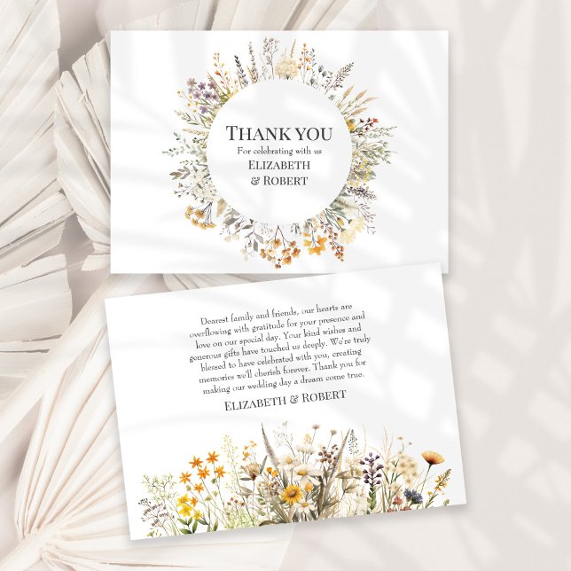 Persikofärgad äng med vilda blommor bröllop tack kort (Peach Wildflower Meadow Wedding Thank You Card on a sunny white table with neautral dry palm leaf.)