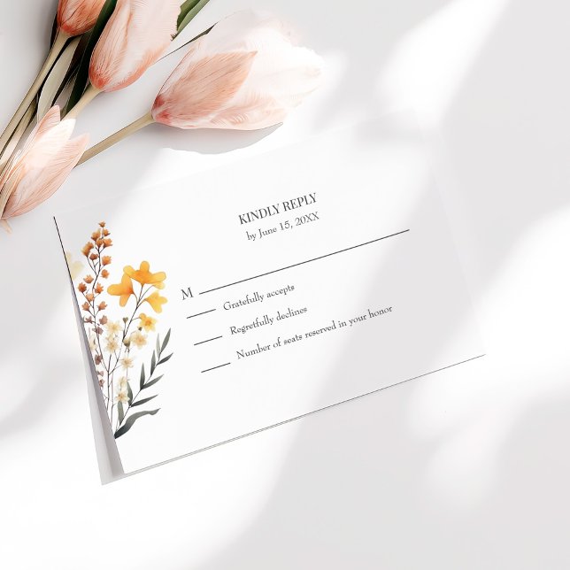 Persikofärgad äng med vildblommor Bröllop RSVP-kor Tack Kort (Peach Wildflower Meadow Wedding RSVP Card on a sunny table with pale pink flowers.)