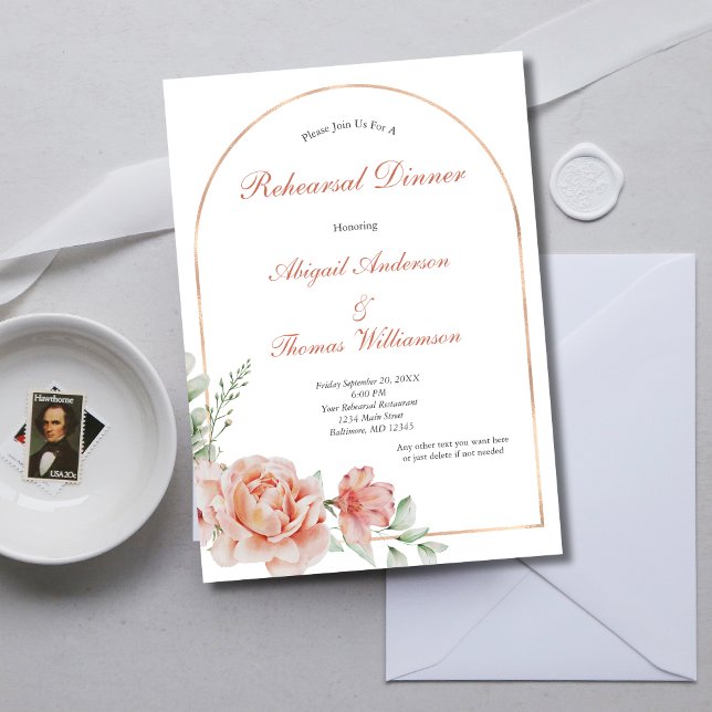 Persikofärgad Rosa Blommigt Elegant Rehearsal Midd Inbjudningar (Peach Blush Pink Rose Gold Arch Wedding Rehearsal Dinner Invitation)