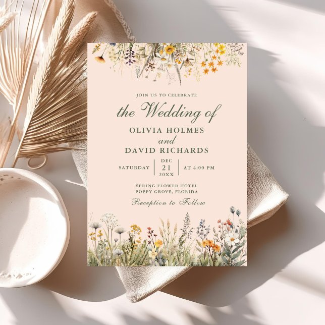 Persikofjungröna ängbröllopsinbjudan inbjudningar (Peach Fuzz Wildflower Meadow Wedding Invite on a table with boho decor and dry flowers.)