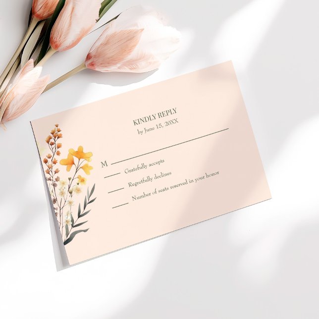 Persikofuzzy Vildblommeäng Bröllop RSVP-kort Tack Kort (Peach Fuzz Wildflower Meadow Wedding RSVP Card on a sunny white tabel with pale pink flowers.)