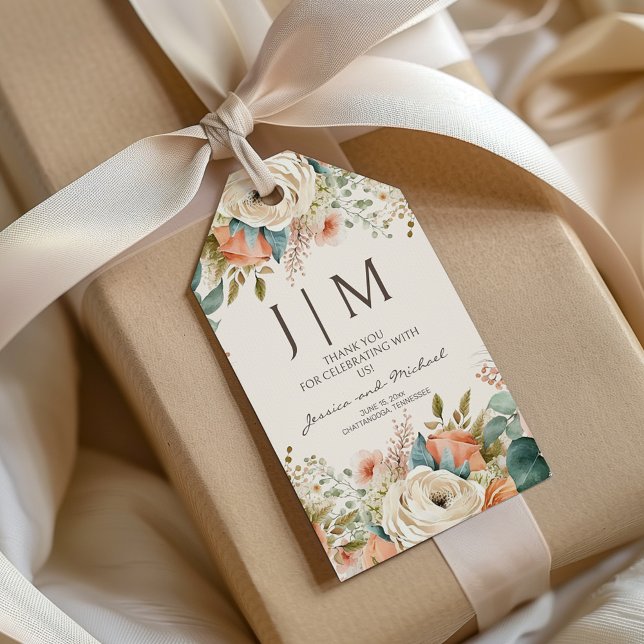 Persikokräm Blommig Monogram Bröllop Presentetikett (Elegant peach and cream-colored watercolor floral monogrammed wedding "Thank you" gift tag)