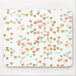 Persikor, mynta och Guld Hearts Confetti Monogram Musmatta<br><div class="desc">Lägg till en söt och söt accent på arbetsytan med den här monogrammuspekaren. Den har hjärtan mönster i guld,  mynta grönt och persika. Perfekt som personlig.</div>