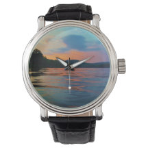 Persikor och blå solnedgång i Sjö i bergstrakterna