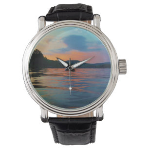 Persikor och blå solnedgång i Sjö i bergstrakterna Armbandsur