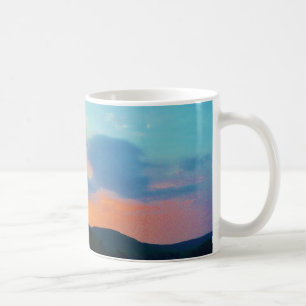 Persikor och blå solnedgång i Sjö i bergstrakterna Kaffemugg