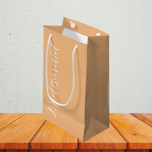 Persikoskript med stilstil Bröllop Bridesmaid (In Situ)