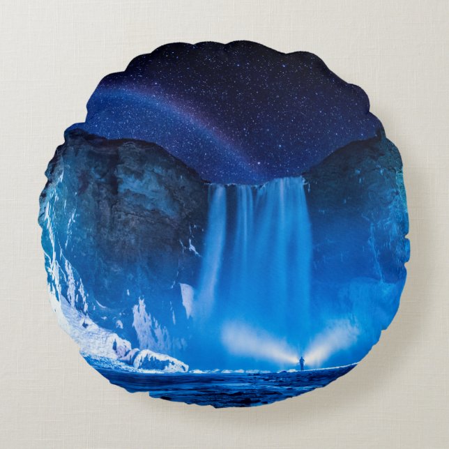 PERSON FRAMFÖR VATTENFALLAR UNDER NATT RUND KUDDE (Framsidan)