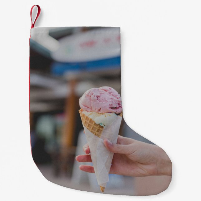 Person holding strawberry ice cream liten julstrumpa (Framsidan)