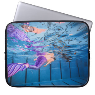 Person i lila byxor ljugande på blå hammock laptop fodral