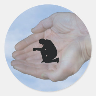 Person i Prayer, i Guds Händer Runt Klistermärke
