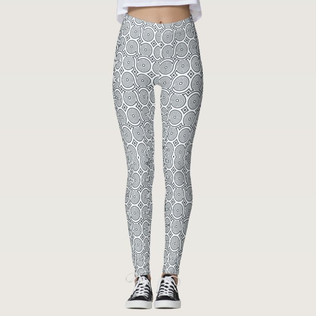 Person som bär svart-vit mönstrade leggings (Framsida)