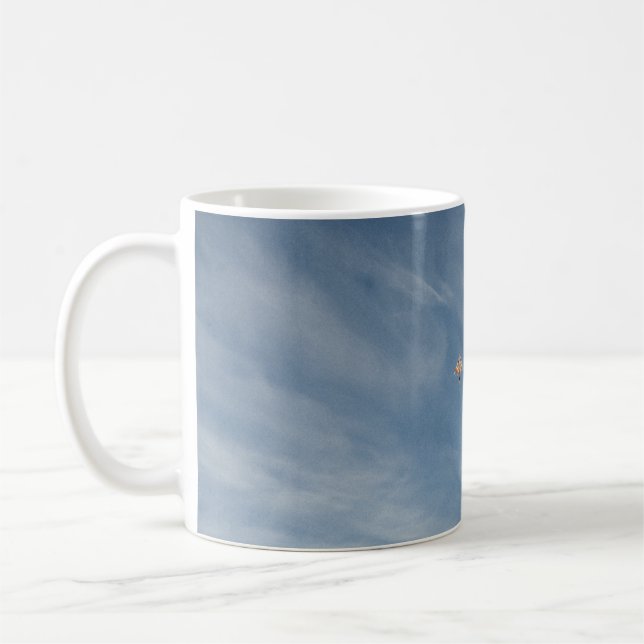 Person som flyger kite på morgonen kaffemugg (Vänster)
