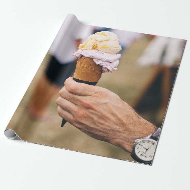 Person som håller glass på kon presentpapper (Utrullad)