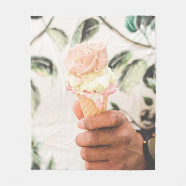 Person som håller glasskon med tre smaker eller fleecefilt (Framsidan)