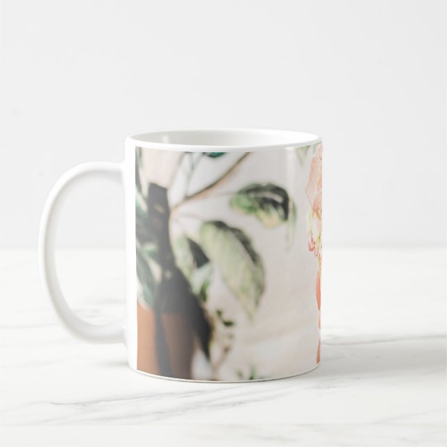Person som håller glasskon med tre smaker eller kaffemugg (Vänster)