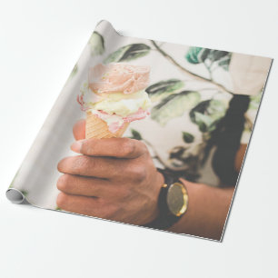 Person som håller glasskon med tre smaker eller presentpapper