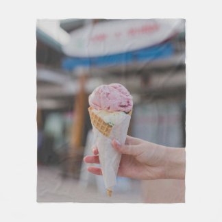 Person som håller jordgubbsmjölk fleecefilt