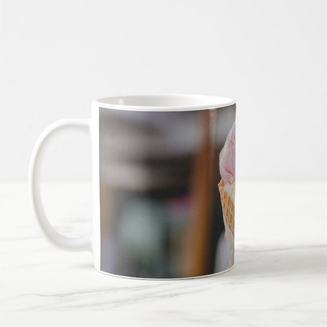 Person som håller jordgubbsmjölk kaffemugg (Vänster)