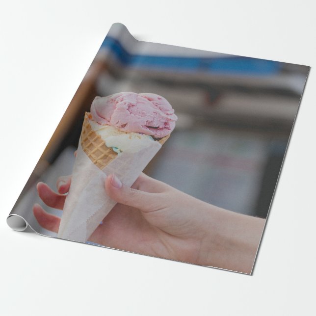 Person som håller jordgubbsmjölk presentpapper (Utrullad)