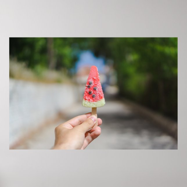 Person som håller popsicle på morgonen poster (Framsidan)
