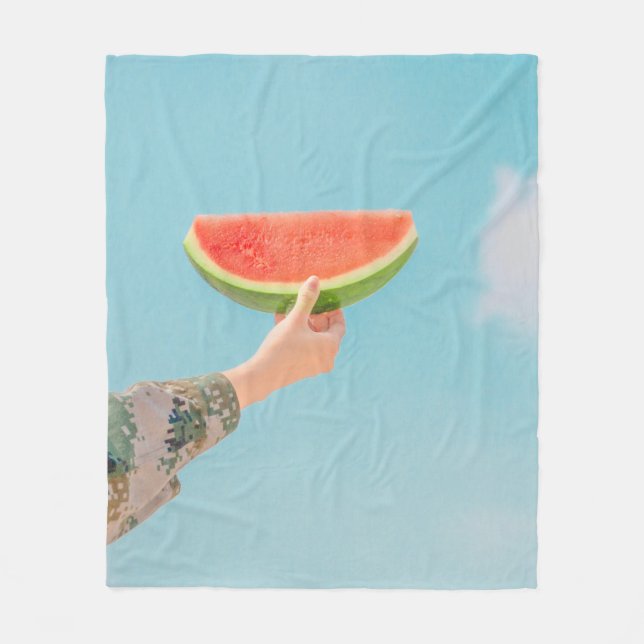 Person som innehar segmenterad vattenmelon fleecefilt (Framsidan)