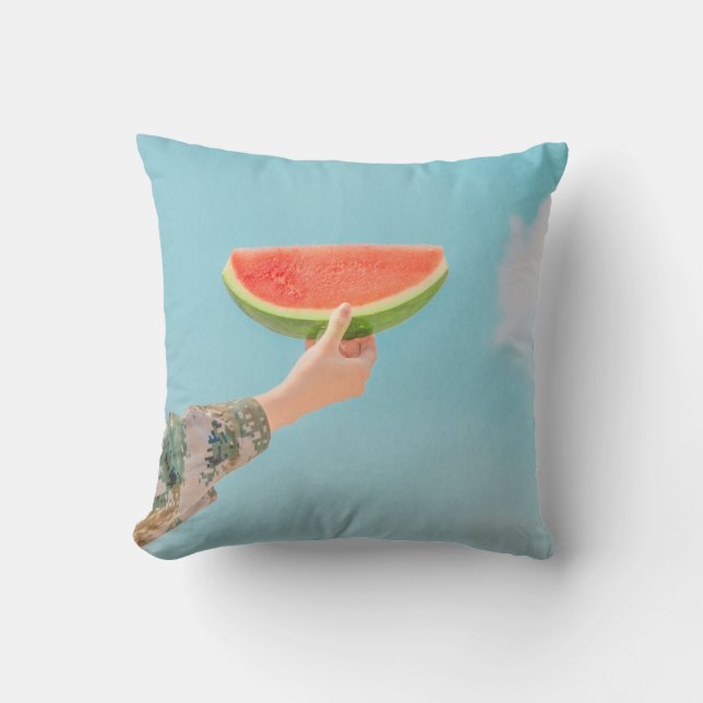 Person som innehar segmenterad vattenmelon kudde (Framsida)
