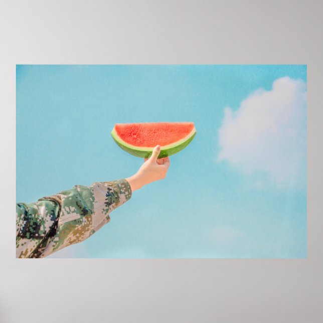 Person som innehar segmenterad vattenmelon poster (Framsidan)
