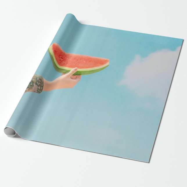Person som innehar segmenterad vattenmelon presentpapper (Utrullad)