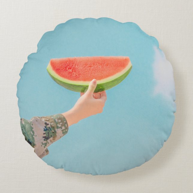 Person som innehar segmenterad vattenmelon rund kudde (Framsidan)