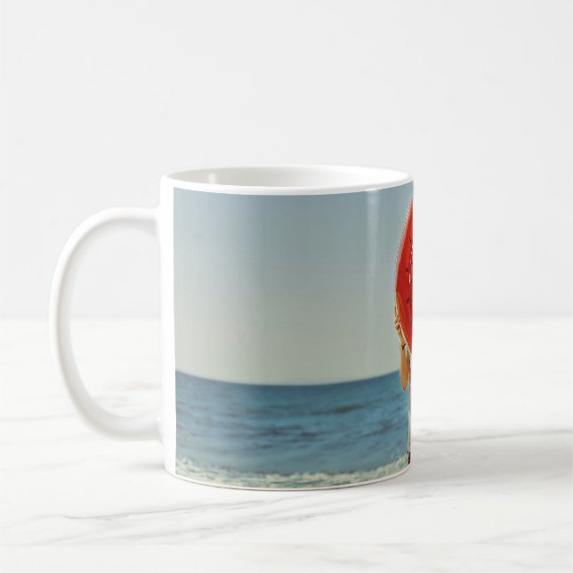 Person som innehar vattenmelontemat uppblåsbart ri kaffemugg (Vänster)