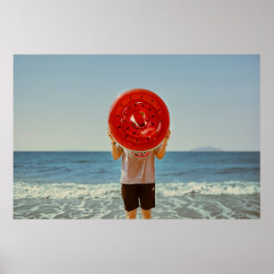 Person som innehar vattenmelontemat uppblåsbart ri poster