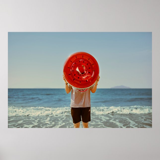 Person som innehar vattenmelontemat uppblåsbart ri poster (Framsidan)