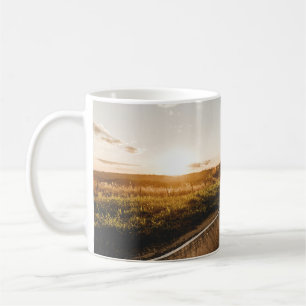 Person som kör på väg på morgonen kaffemugg