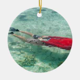 Person som snorkeling i klart vatten julgransprydnad keramik
