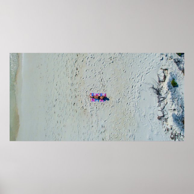 Person som solbadar på stranden poster (Framsidan)