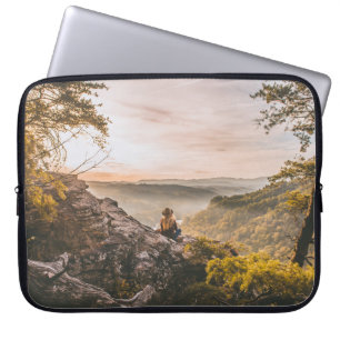 PERSON SOM STÅR PÅ KLIFF NÄRA TRÄD PÅ MOUNTAIN LAPTOP FODRAL