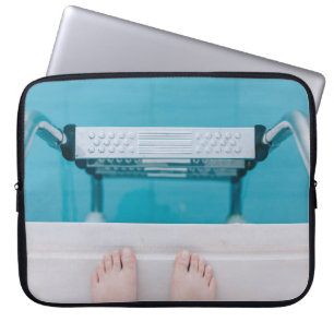 Person som står på simmande bassäng ladder laptop fodral