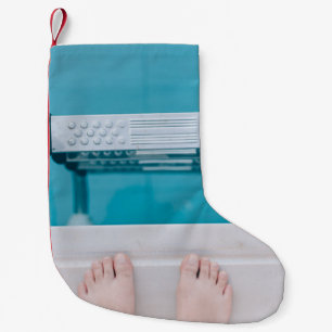 Person som står på simmande bassäng ladder liten julstrumpa